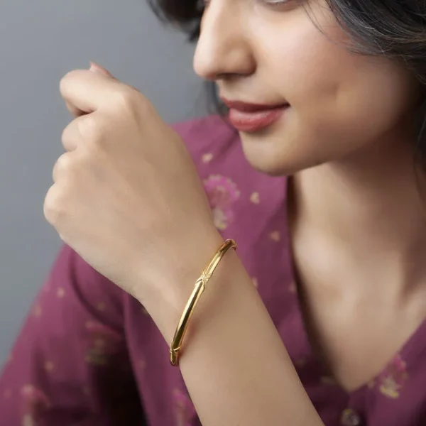 Intricate Polished Gold Bangle - Image 4